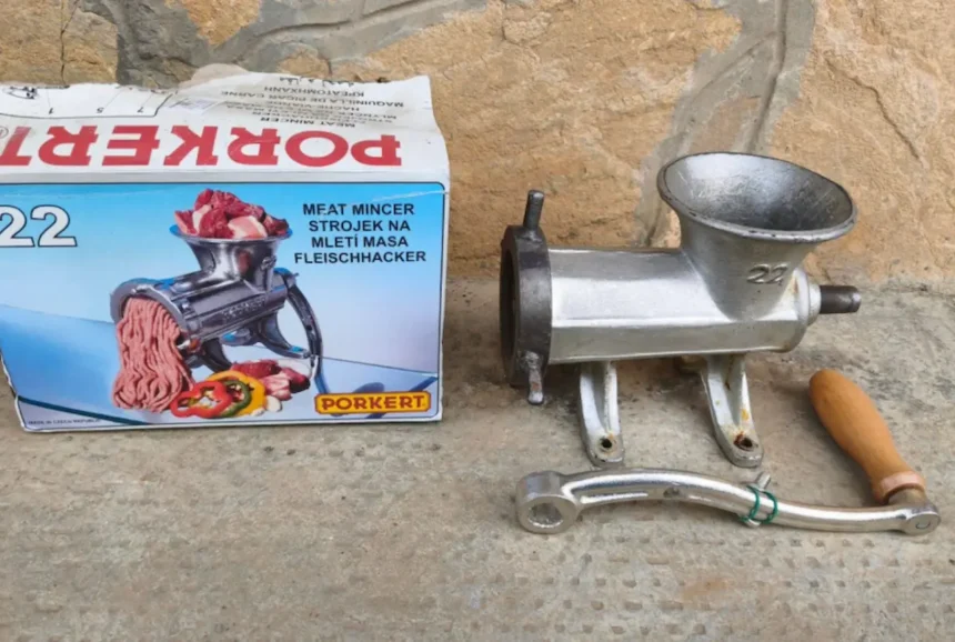 Akinek van otthon régi kézi mák, vagy húsdarálója, igazi kincset őriz a konyhában. A gyűjtők ezt a konkrét öntöttvas modellt keresik