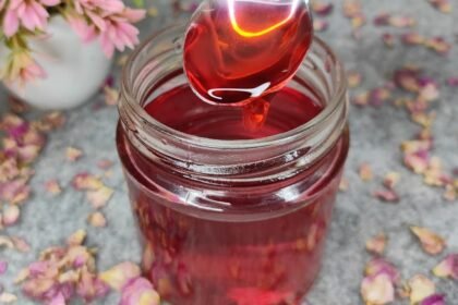 Megvan a 2026-os nyár új slágere: ez a házi rózsaszörp lepipálja a drága bolti üdítőket