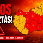 # Kiadták a piros riasztást több vármegyére is, az itt élők készüljenek Rendkívüli hőség közeleg Magyarországra: a HungaroMet előrejelzése szerint 2026. június 27-én, szombaton több vármegyére is a legmagasabb, piros fokozatú figyelmeztetést adták ki a tartósan magas középhőmérséklet miatt. A meteorológusok arra figyelmeztetnek, hogy az ország jelentős részén extrém terhelést jelenthet a kánikula, ezért különösen fontos az elővigyázatosság. A térkép alapján a következő vármegyék kaptak **harmadfokú (piros) figyelmeztetést**: * Győr-Moson-Sopron * Komárom-Esztergom * Pest * Fejér * Veszprém * Tolna * Baranya * Bács-Kiskun * Csongrád-Csanád * Jász-Nagykun-Szolnok * Heves * Békés Ezeken a területeken a napi középhőmérséklet tartósan elérheti vagy akár meghaladhatja a kritikus értékeket, ami nemcsak az idősekre, a kisgyermekekre és a krónikus betegekre jelenthet veszélyt, hanem az egészséges szervezetet is komolyan megterhelheti. ### Másodfokú figyelmeztetés van érvényben az alábbi vármegyékben: * Vas * Zala * Somogy * Zala * Nógrád * Borsod-Abaúj-Zemplén * Szabolcs-Szatmár-Bereg * Hajdú-Bihar A sárga színnel jelölt területeken is erős hőség várható, azonban a várható középhőmérséklet valamivel alacsonyabb lehet, mint a piros riasztással érintett térségekben. ## Fokozott óvatosságra kérik a lakosságot A szakemberek azt javasolják, hogy a legmelegebb, 11 és 17 óra közötti időszakban lehetőség szerint mindenki kerülje a hosszabb szabadtéri tartózkodást és a megterhelő fizikai munkát. Fontos a rendszeres folyadékfogyasztás, még akkor is, ha valaki nem érzi magát szomjasnak. Különösen figyelni kell az idősekre, a gyermekekre és a háziállatokra. Az autóban hagyott gyermek vagy állat percek alatt életveszélyes helyzetbe kerülhet a gyorsan emelkedő belső hőmérséklet miatt. A hőség az infrastruktúrát is próbára teheti: a közutakon megnőhet a defektek és műszaki hibák száma, a vasúti közlekedésben pedig lassabb haladásra és esetleges fennakadásokra is számítani lehet. A hétvége egyik legfontosabb időjárási eseménye tehát egyértelműen a rendkívüli kánikula lesz. Az érintett vármegyékben élőknek érdemes időben felkészülniük, gondoskodniuk a megfelelő folyadékpótlásról és lehetőség szerint hűvös helyen tölteniük a nap legforróbb óráit. A meteorológiai szolgálat szerint a következő napokban is érdemes figyelemmel követni a friss előrejelzéseket és figyelmeztetéseket.
