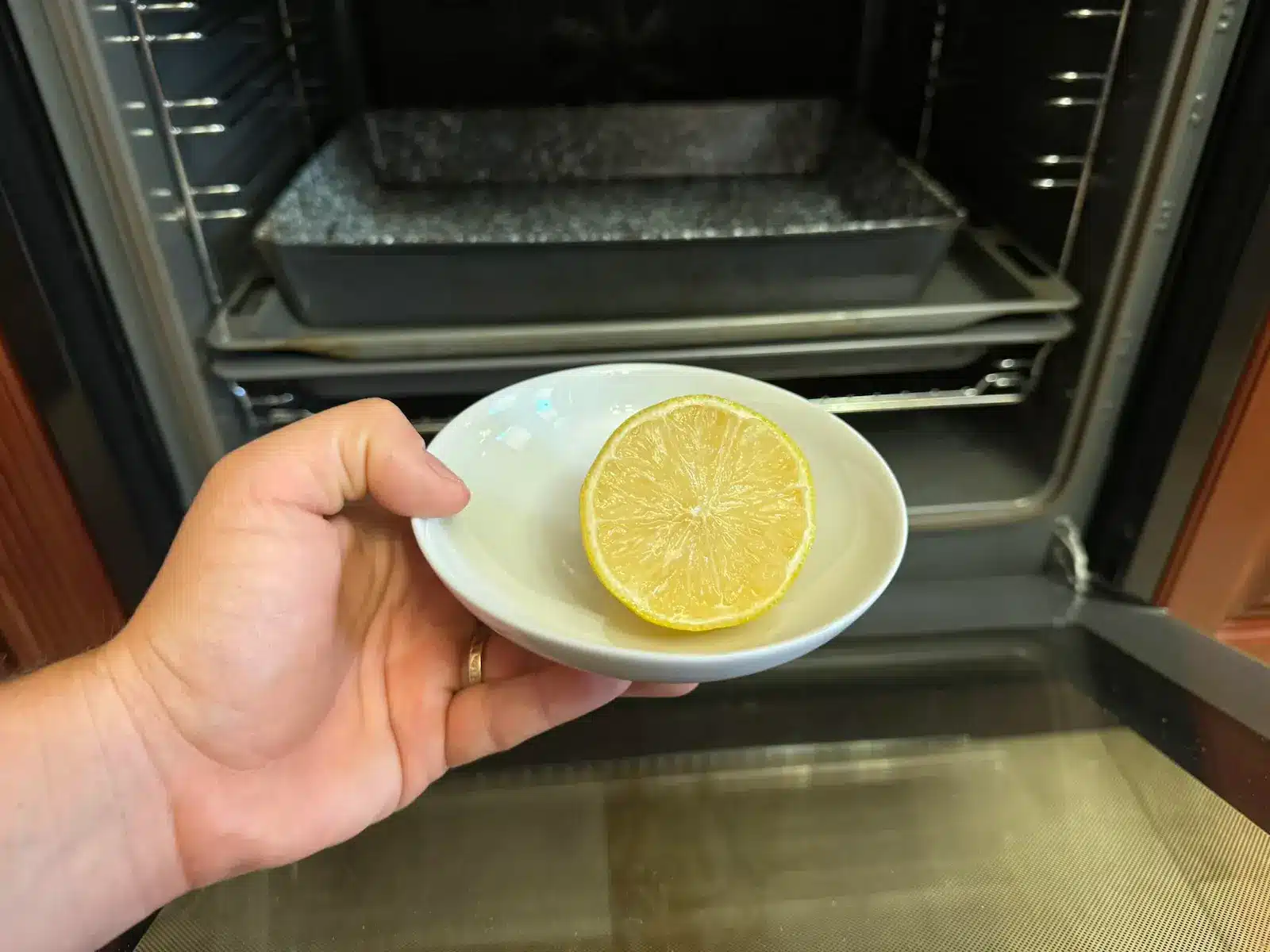 Az én sütőm már mindig ragyog, amióta hallgattam a szomszédomra. A zsír és a kosz 30 perc alatt eltűnik.