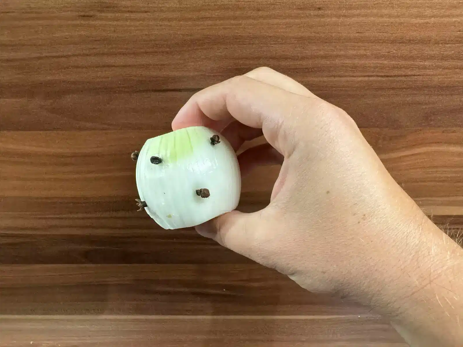 Szegfűszeget szurkált a hagymába, többé nem volt gondja ezzel a hatalmas problémával!