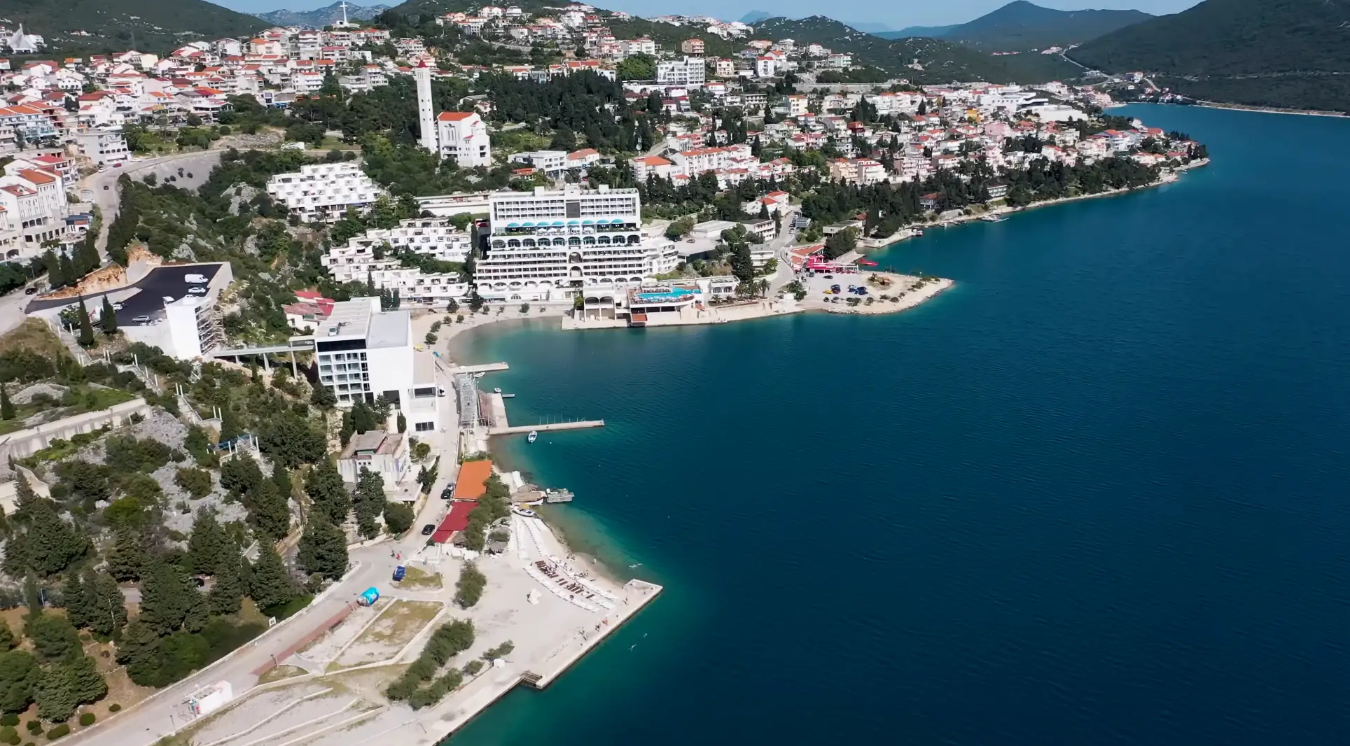 Van egy hely az Adrián, ahol még mindig fillérekből lehet nyaralni: 5 eurós csevap, 1 eurós kávé és 35 eurós szállás várja a turistákat