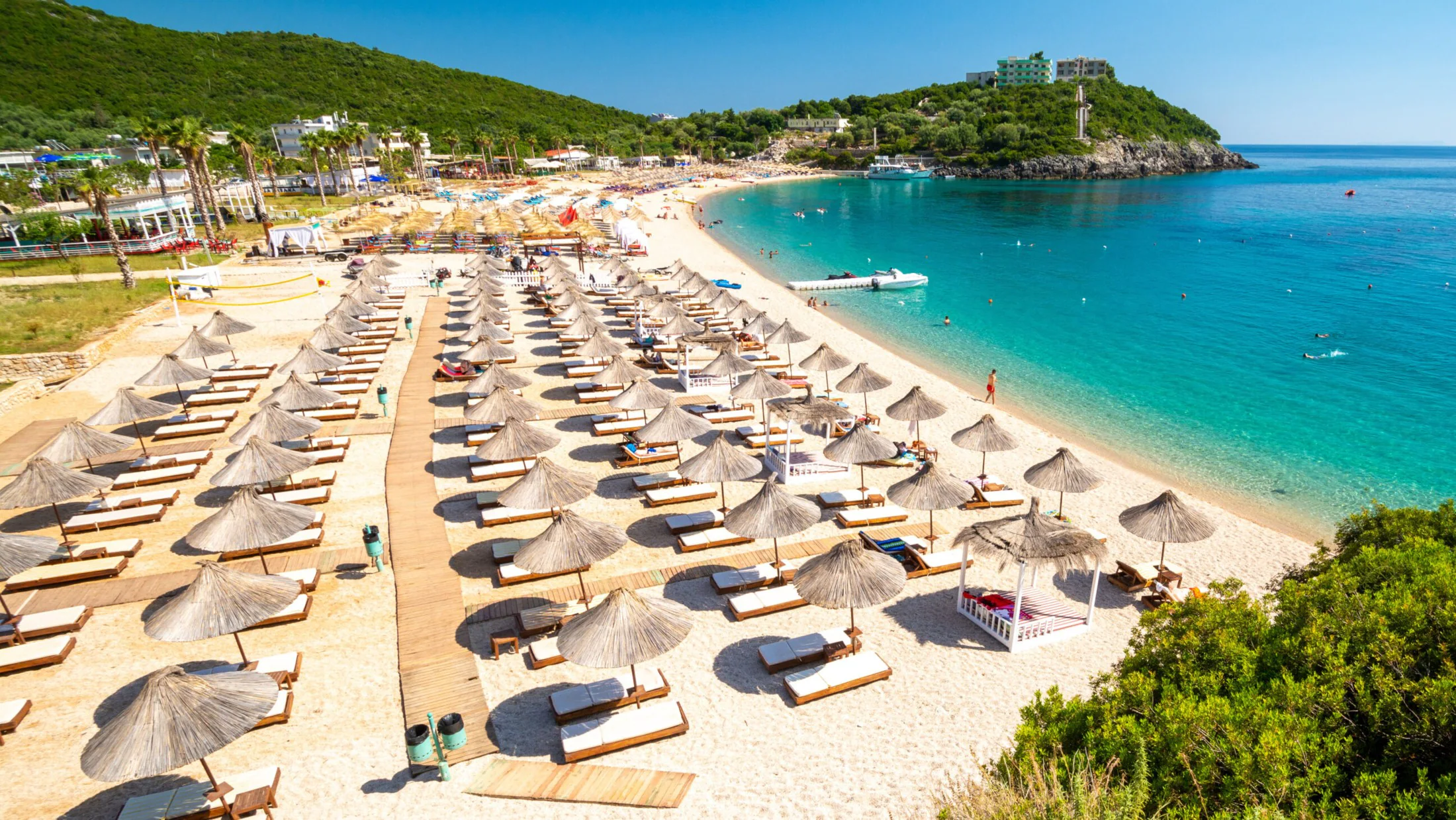 Rejtélyes módon tűnt el a strandról 350 db napágy, két évvel később elképesztő helyen találták meg őket