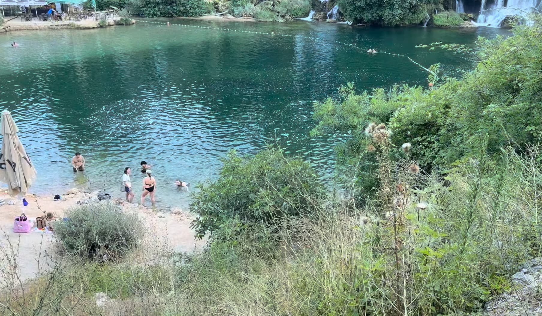 A turisták még alig fedezték fel ezt az üdülőparadicsomot: kristálytiszta a víz és a 90-es éveket idéző árak vannak