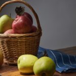 Alma fonott kosárban rusztikus fa asztalon