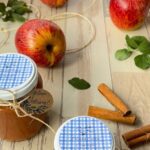 Házi almás-fahéjas kence befőttesüvegben friss almákkal