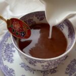 Tej csorog egy régi porceláncsésze teába