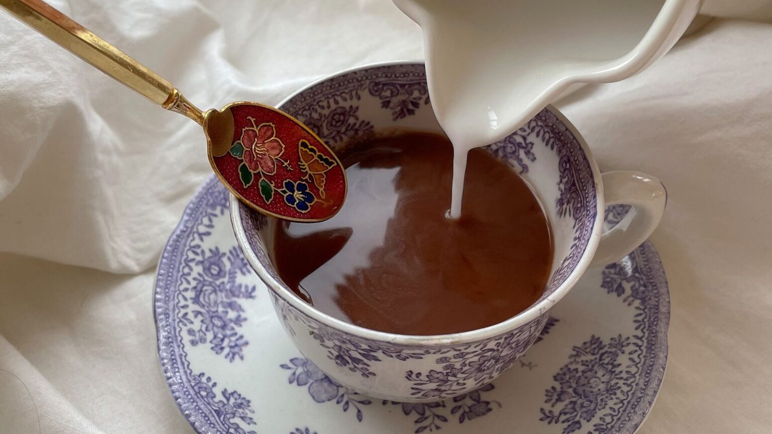 Tej csorog egy régi porceláncsésze teába