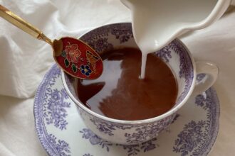 Tej csorog egy régi porceláncsésze teába
