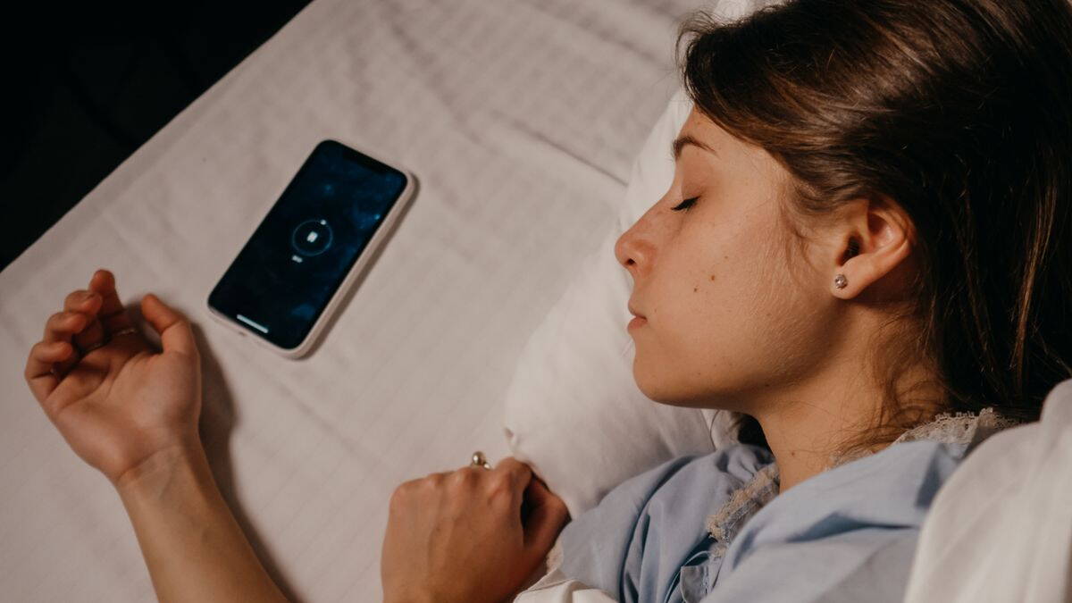Telefon töltőn az ágy mellett alvás közben