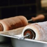 Fahéjas cukorral megszórt kelt tészta tepsiben