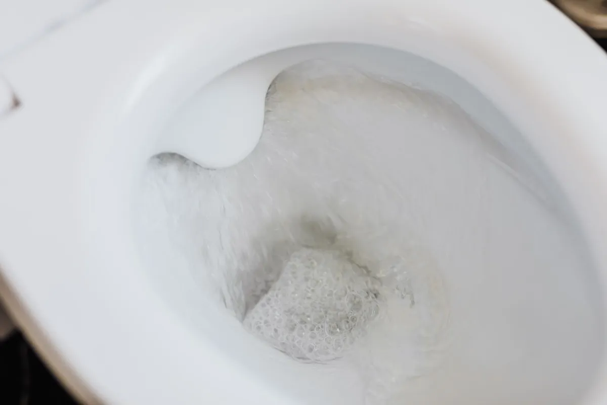 Öblítés közben a WC-csészében kavargó víz