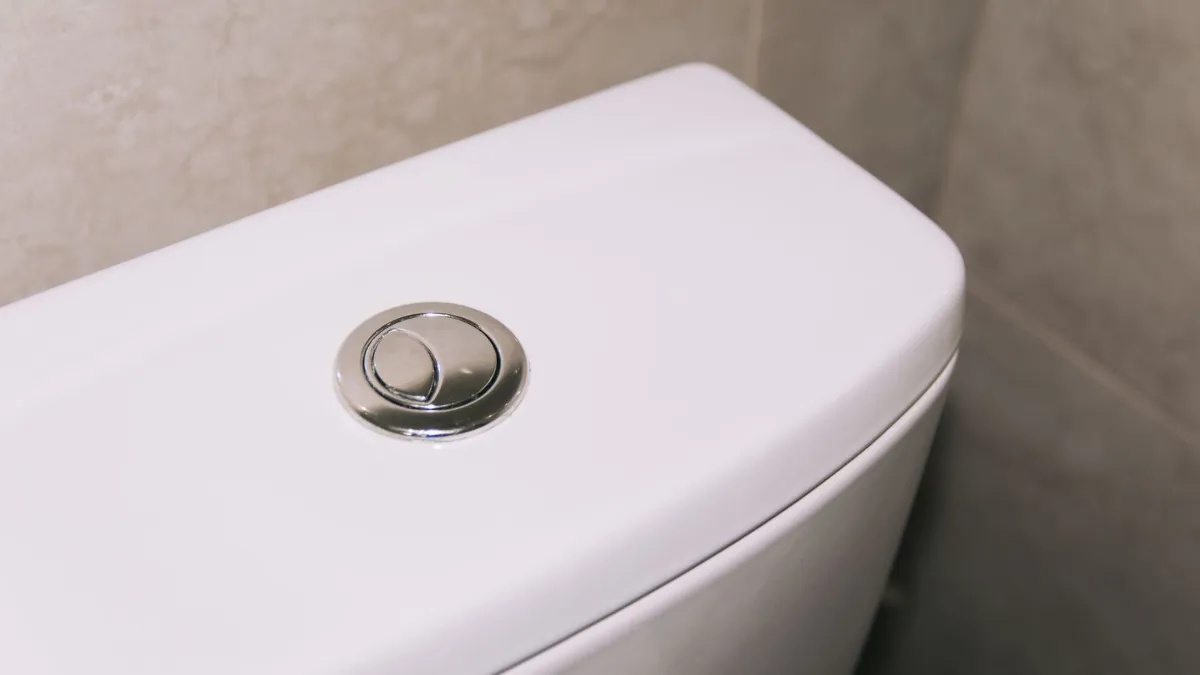 Négy alufólia-golyót tesznek a WC-tartályba 10 percre: ezért terjed villámgyorsan ez a trükk