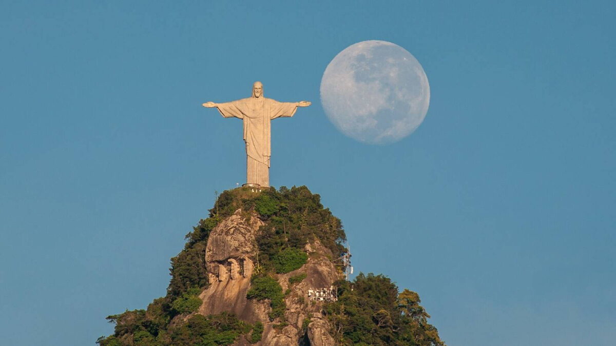 A Megváltó Krisztus-szobor a Corcovado csúcsán, mellette a telihold