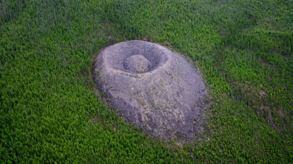 A szibériai Patom-kráter szürke mészkőkúpja a vörösfenyves tajga közepén
