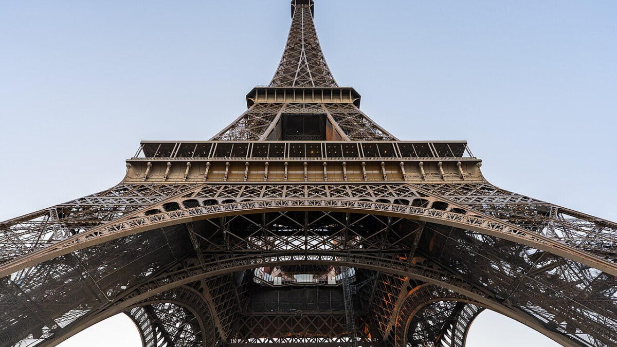 Az Eiffel-torony napsütésben, kék ég előtt