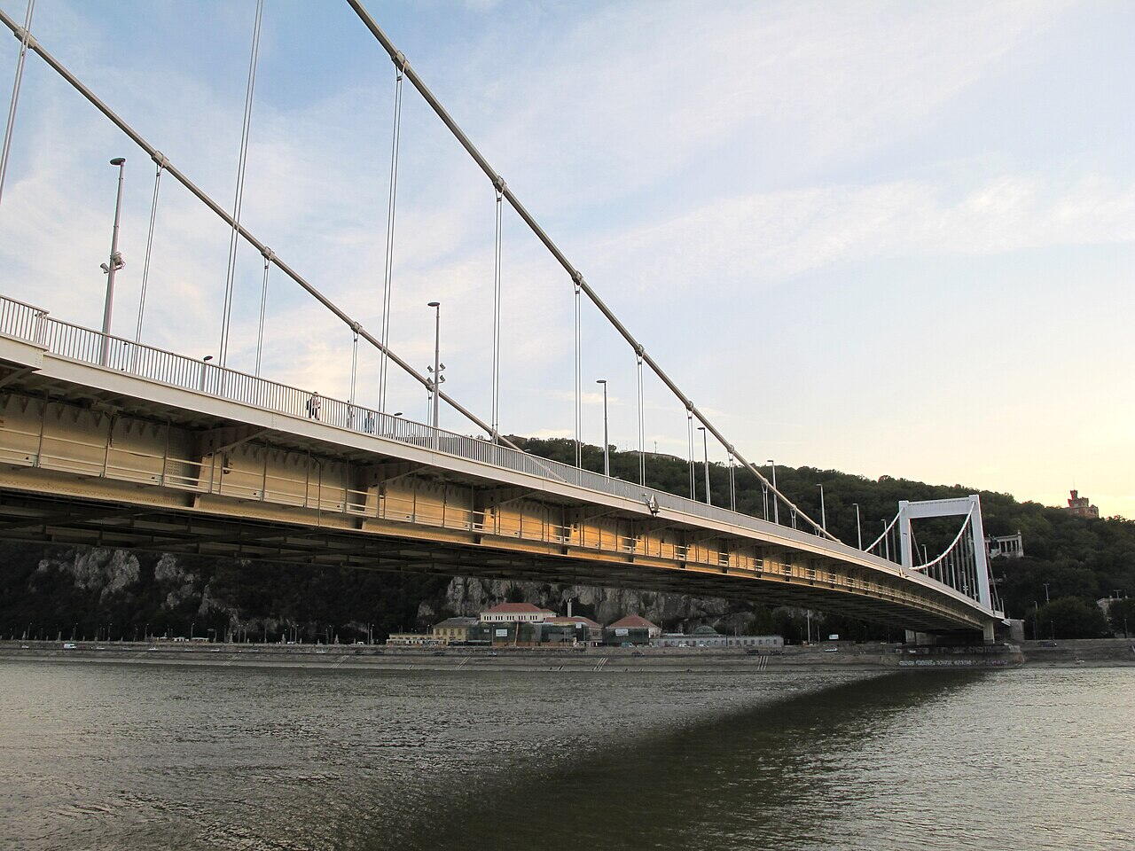Az Erzsébet híd Budapesten, a Duna fölött