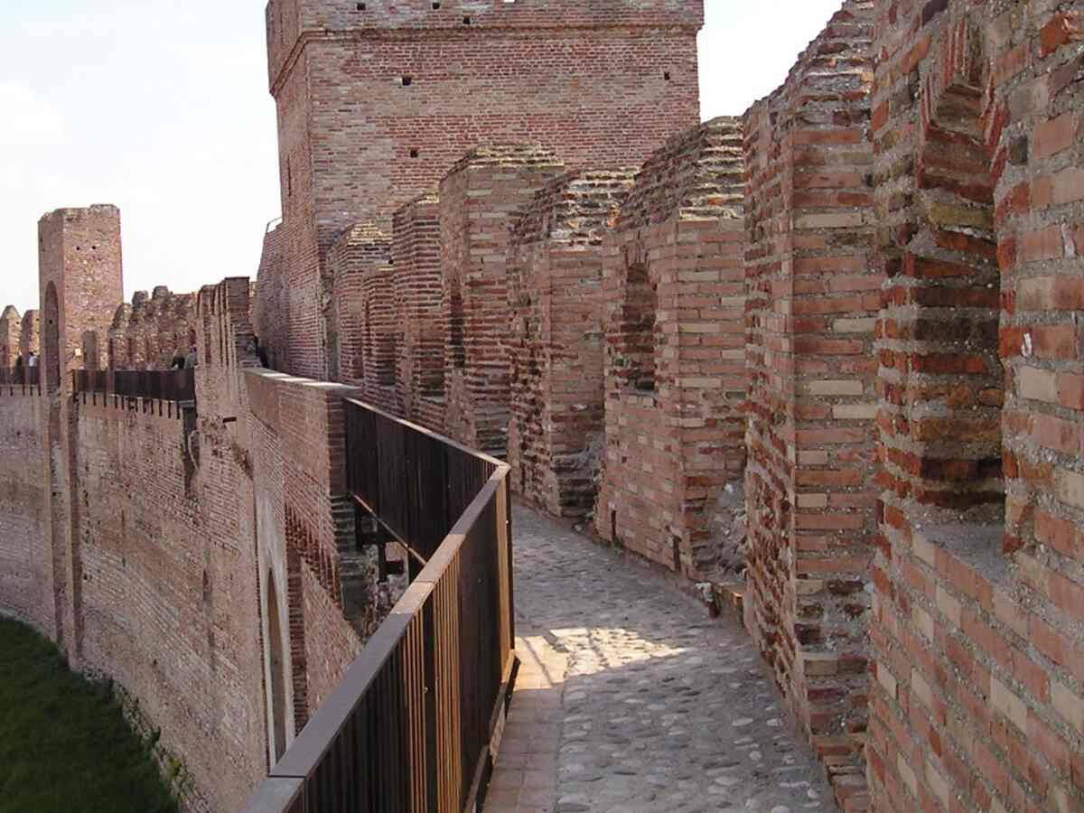 Az őrjárat a cittadellai városfal tetején
