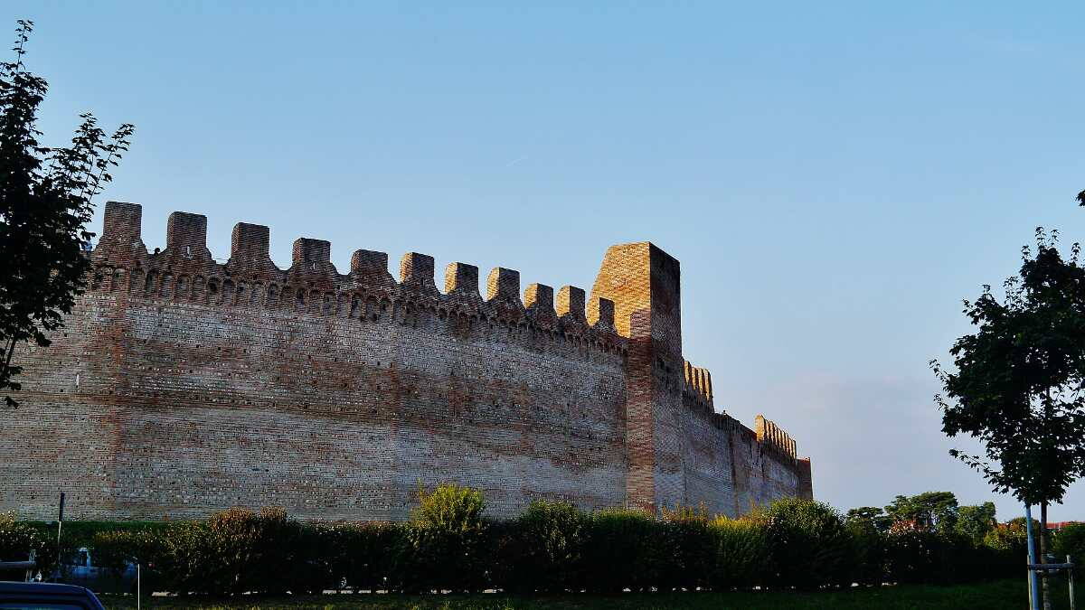 Cittadella középkori városfala és tornyai
