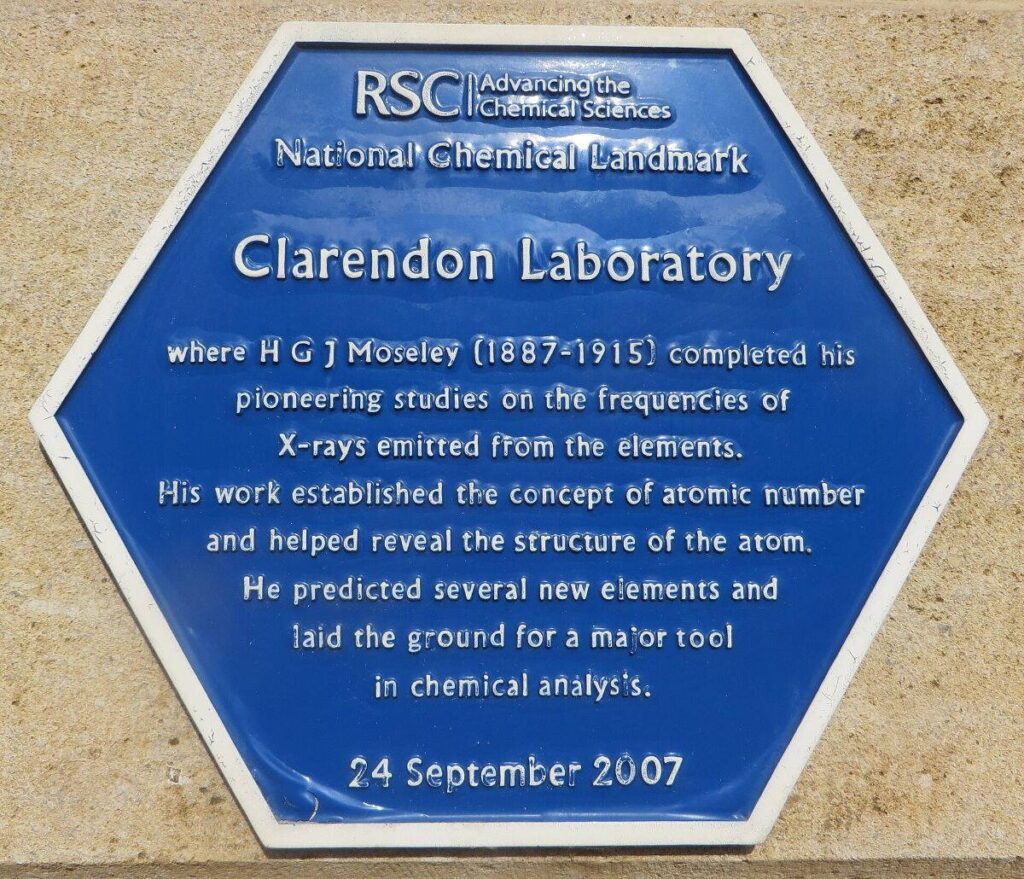 A Clarendon Laboratórium emléktáblája Oxfordban