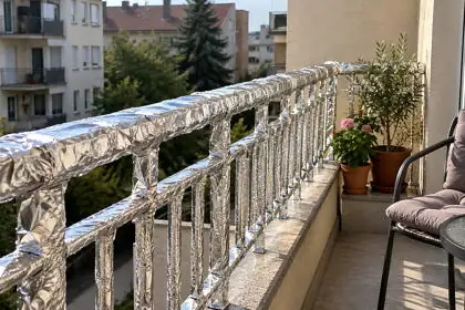 Ezért tekerik be a szlovénok és a szerbek alufóliával az erkélykorlátokat