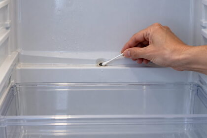 Ezért van egy kis lyuk a hűtő hátfalán, és ezért kell néha egy fültisztítóval kipucolni