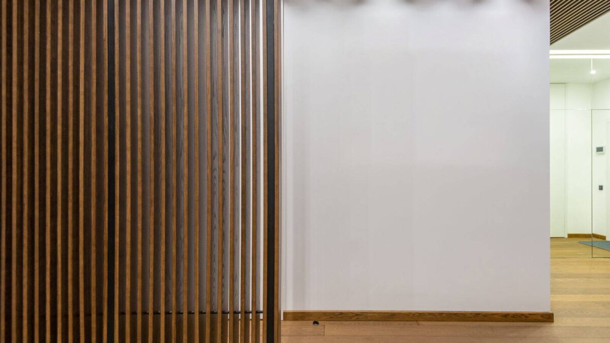 Fa panelekkel burkolt fal egy minimalista szobában