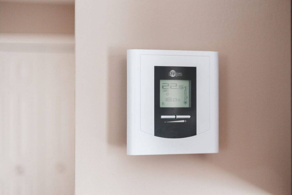 Digitális fali termosztát egy lakás falán