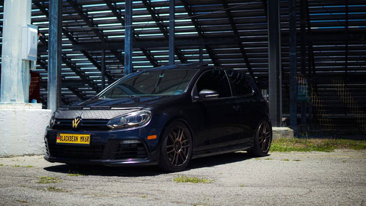 Fekete Volkswagen Golf egy parkolóban