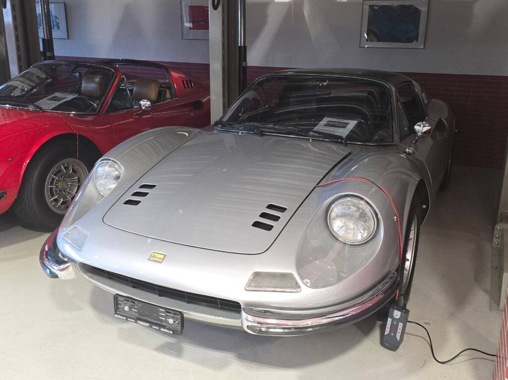 Ezüstszínű Ferrari Dino 246 GTS egy garázsban
