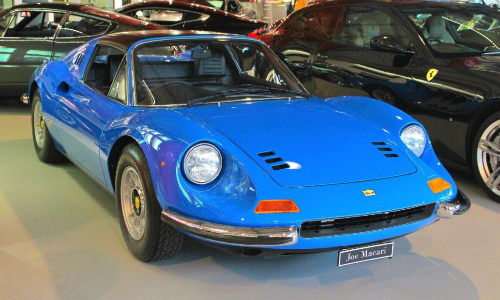 Kék Ferrari Dino 246 GTS egy kiállításon
