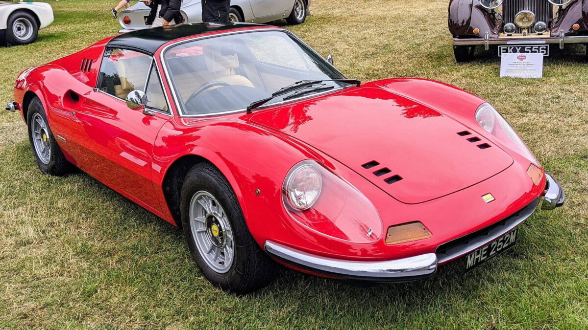 Piros 1973-as Ferrari Dino 246 GTS egy autós találkozón