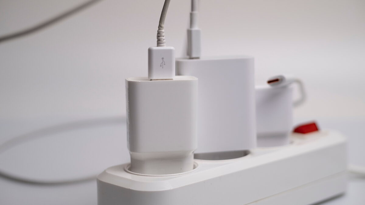 Fogyaszt-e áramot a telefontöltő, ha mindig a konnektorban marad? Egy energiaszolgáltató szakembere megadta a választ