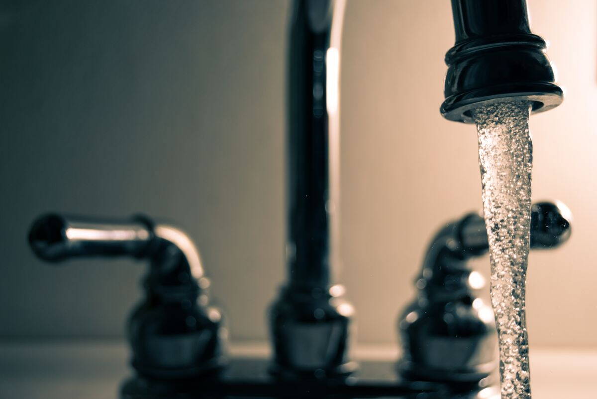 Folyó víz egy acél csaptelepből