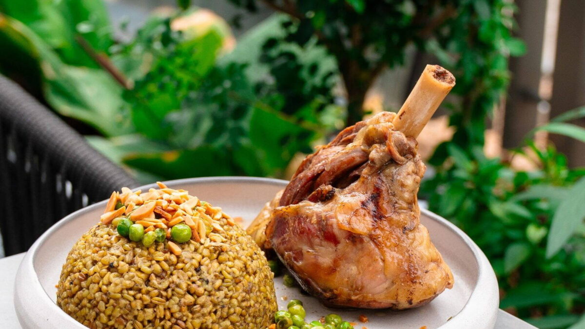 Freekeh köret sült báránnyal és borsóval