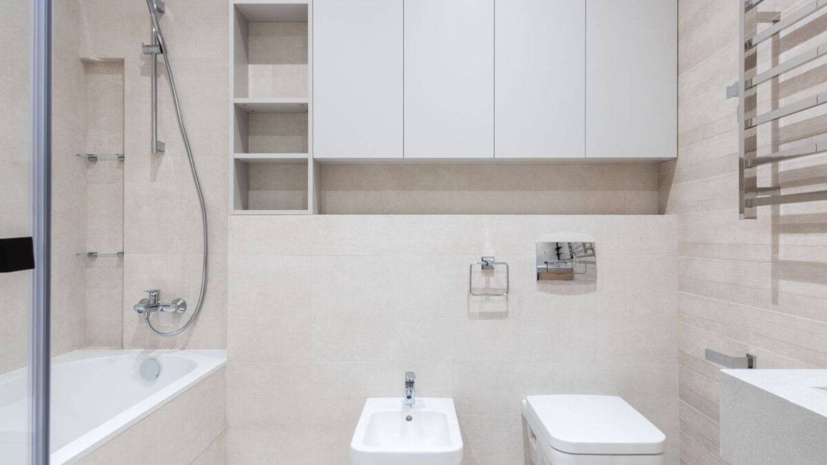 Modern fürdőszoba WC-vel és bidével