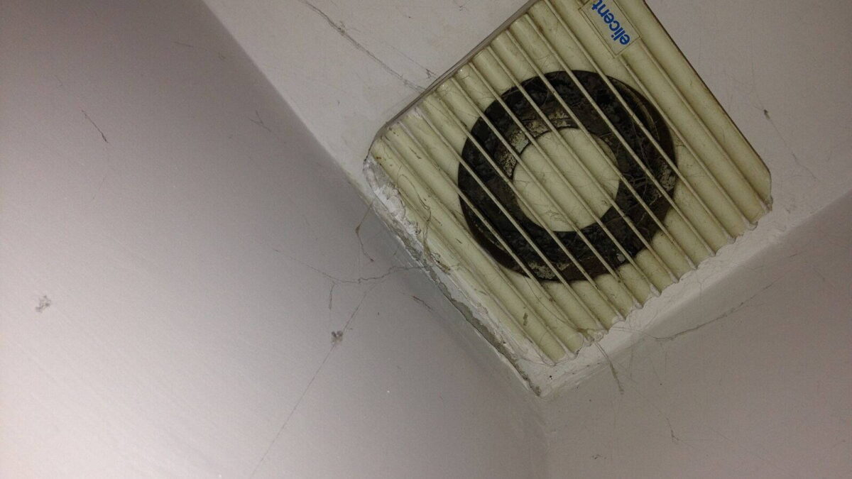 Fürdőszobai elszívó ventilátor a mennyezet közelében