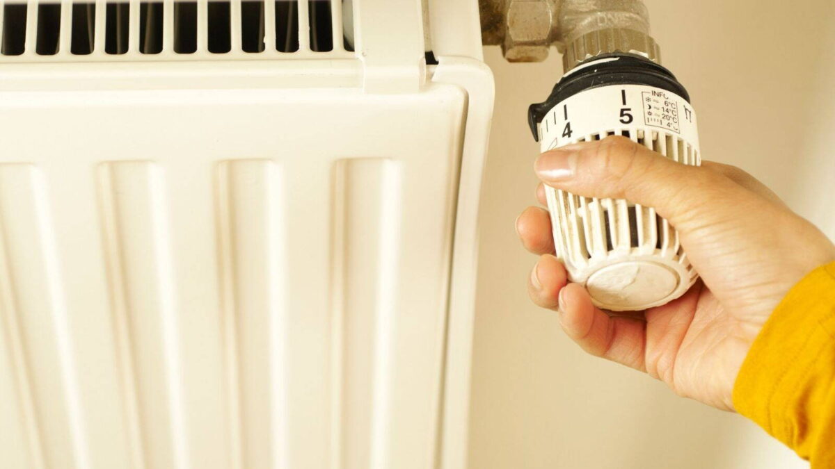 Kéz állítja a radiátor termosztatikus fejét