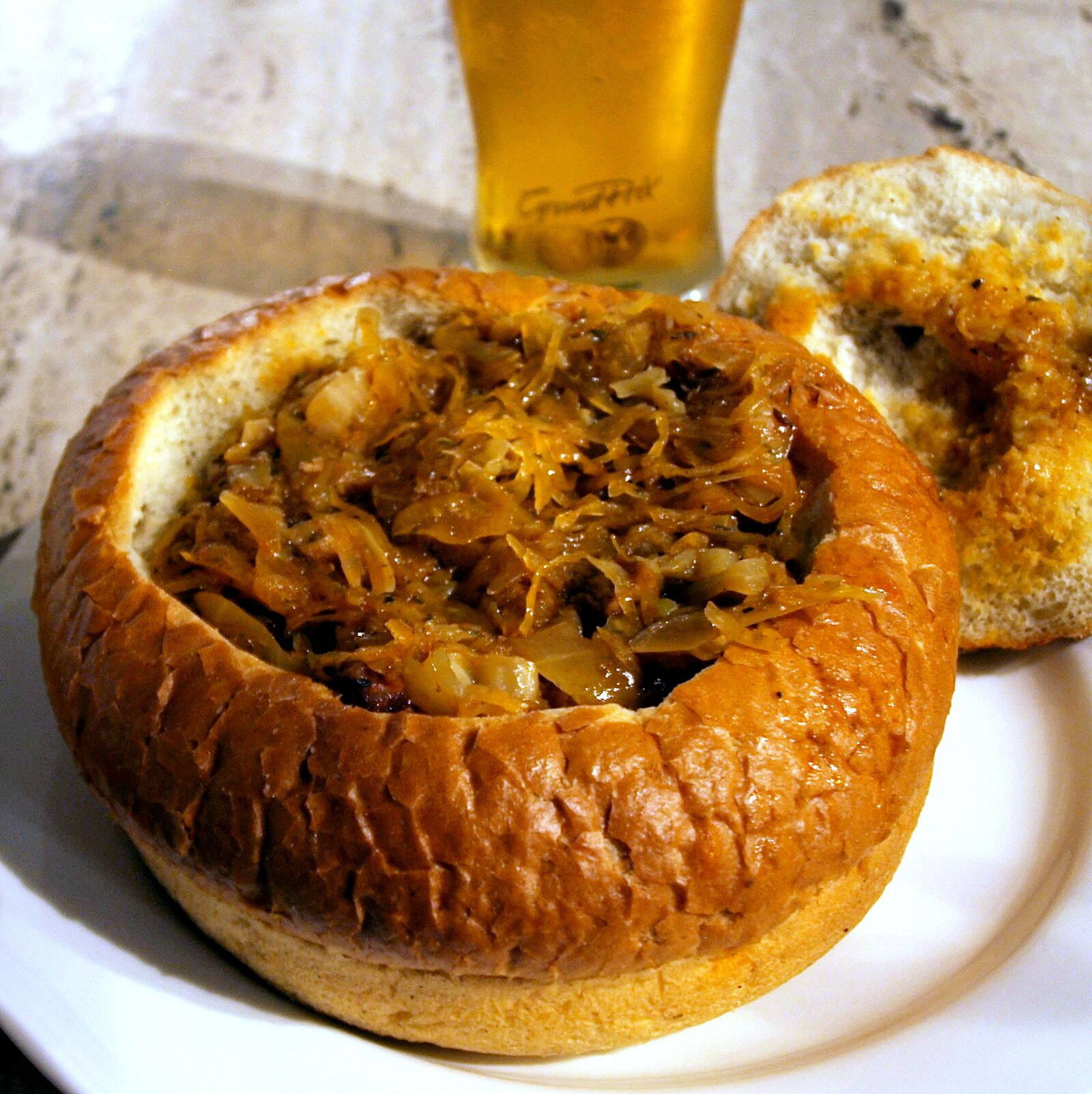 Bigos tálalva egy krakkói vendéglőben