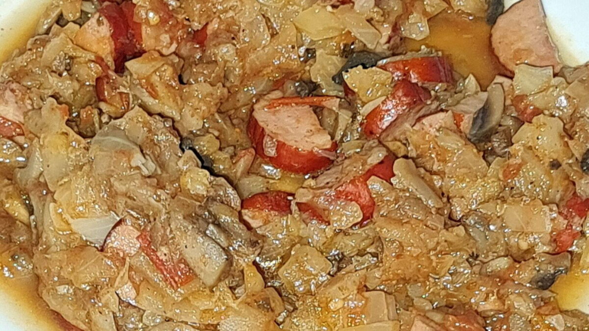 Lengyel bigos savanyú káposztával és hússal tányéron