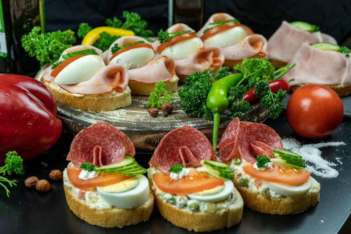 Nyitott szendvicsek szalámival, sonkával és tojással