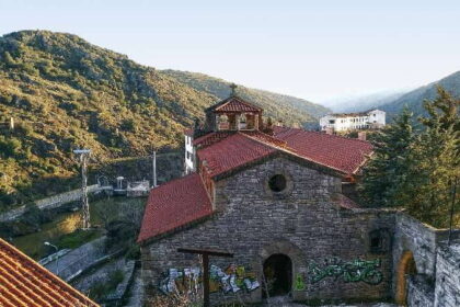 275 ezer euróért vett meg egy elhagyott spanyol falut, hogy üdülőközpont legyen belőle