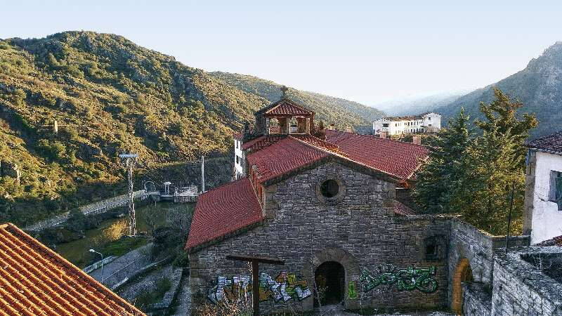 Salto de Castro gránitházai Zamora tartományban, a Duero völgye fölött