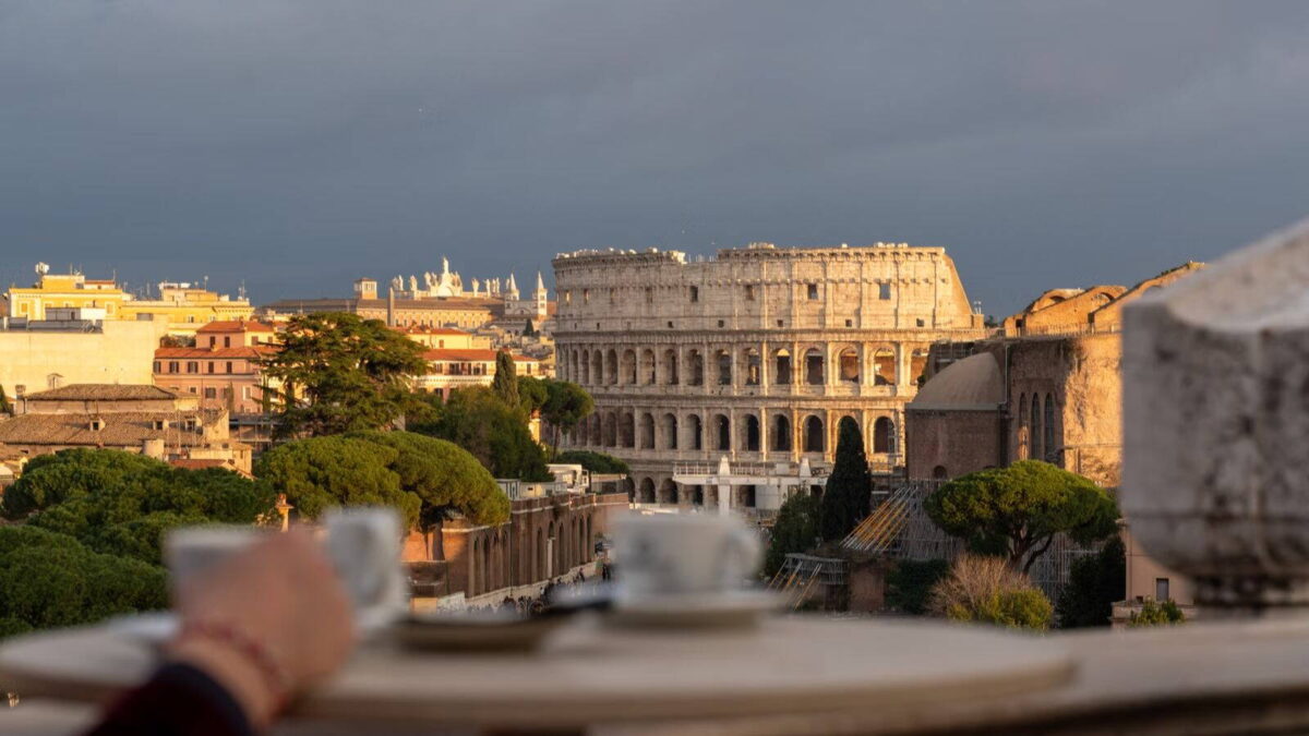 Kávé egy kávézó asztalán, háttérben a Colosseummal