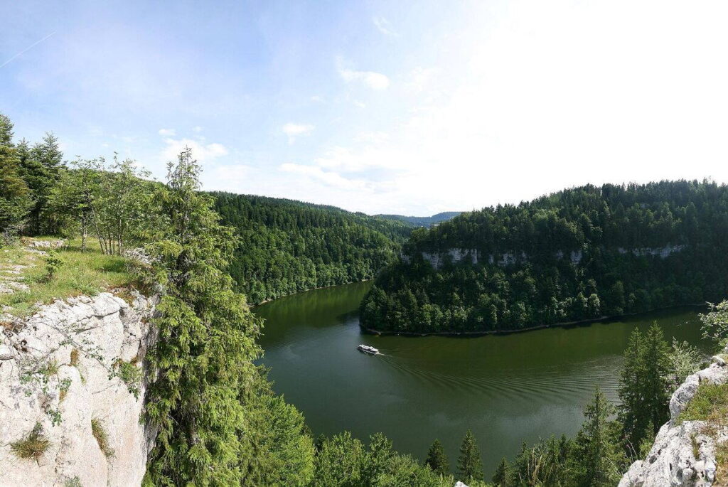 A Lac des Brenets vízzel telve 2008-ban