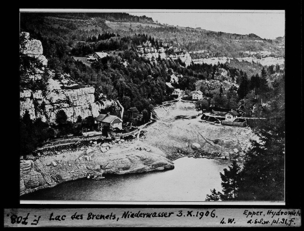 A Lac des Brenets alacsony vízállása 1906 októberében, korabeli fotó