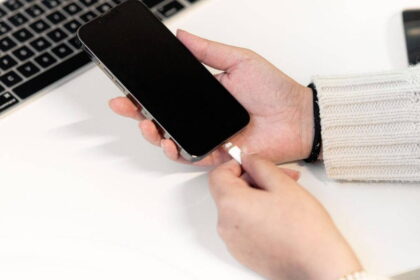 Ez történik, ha laptopról töltöd a telefonod akkumulátorát