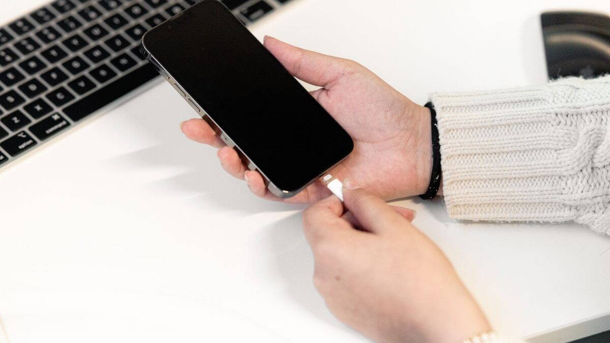 Ez történik, ha laptopról töltöd a telefonod akkumulátorát