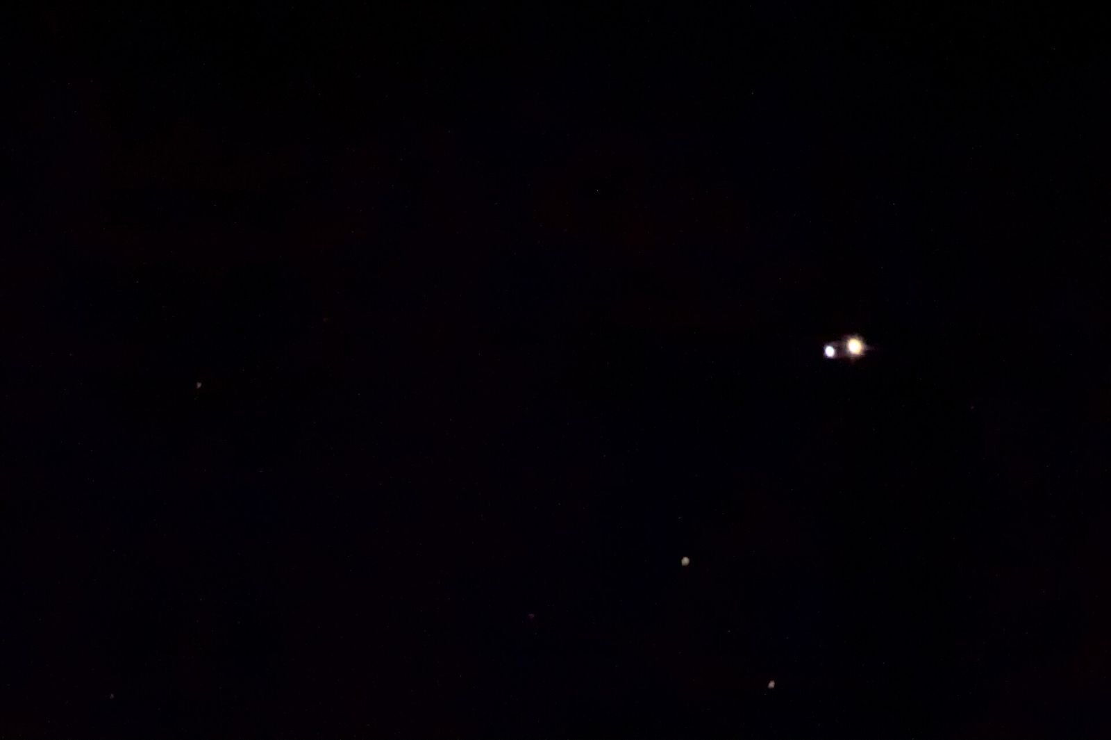 Az Albireo kettőscsillag aranysárga és kék tagja távcsőben