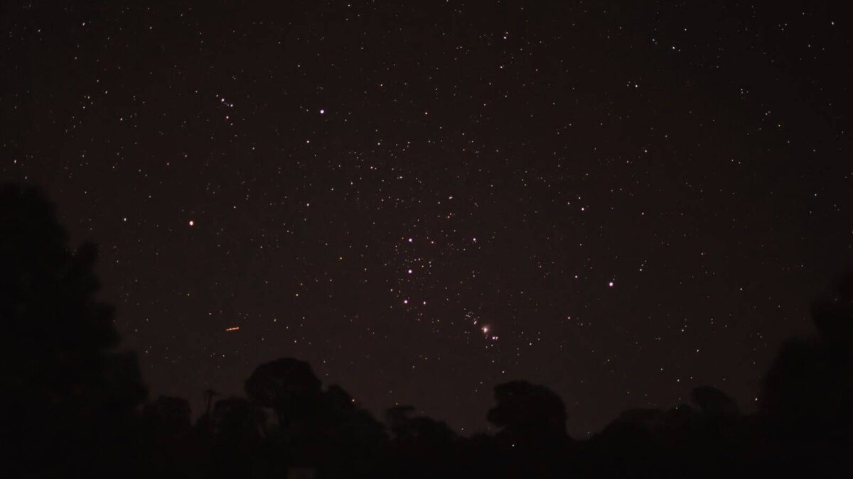 Az Orion csillagkép a vörös Betelgeuze és a kékesfehér Rigel csillaggal